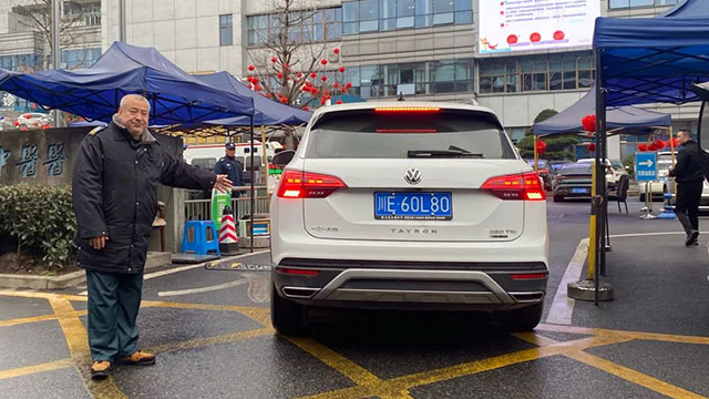 【扩散】“公主请下车!”高峰看病,1米8的小哥哥已就位(图5) 5.jpg