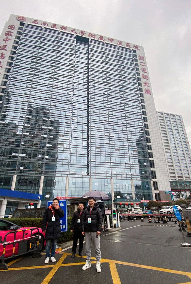 【扩散】“公主请下车!”高峰看病,1米8的小哥哥已就位(图7) 7.jpg