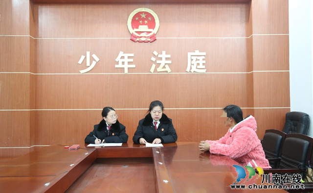 案件承办法官与韩某进行座谈.jpg