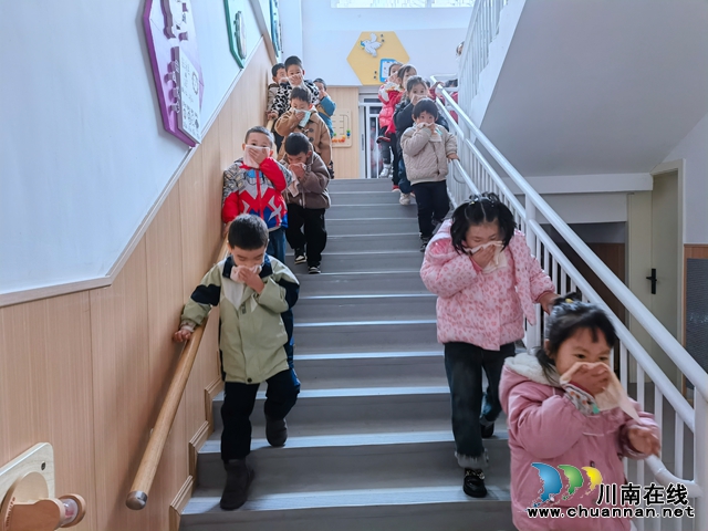 叙永县鱼凫公园幼儿园开展消防安全疏散演练活动 (1).jpg