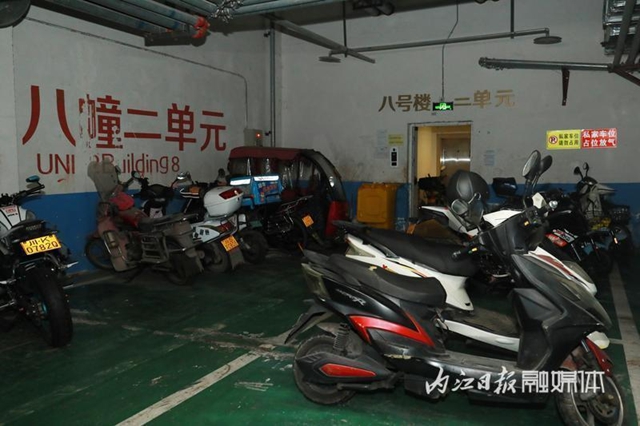 内江市民愤然举报：电梯出口被几十辆“两轮”堵起……