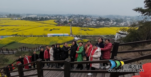 泸县老体协乒羽分会举行“庆三八、赏菜花、健步走”活动(图2) 泸县庆“三八”赏菜花健步走活动3(打卡留影).jpg