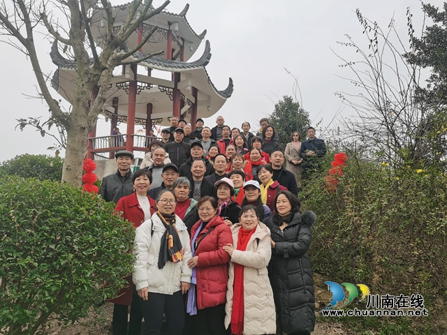 泸县老体协乒羽分会举行“庆三八、赏菜花、健步走”活动(图3) 泸县庆“三八”赏菜花健步走活动4(登山顶留影).jpg