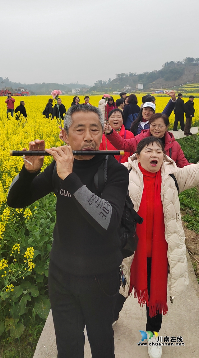 泸县老体协乒羽分会举行“庆三八、赏菜花、健步走”活动(图4) 泸县庆“三八”赏菜花健步走活动4.jpg