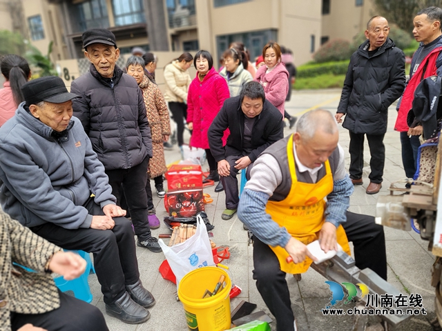 泸县玉蟾街道怡园社区新时代文明实践站开展“义诊义剪进小区·贴心服务暖人心”学雷锋志愿服务活动(图1) 20240304_092821.jpg