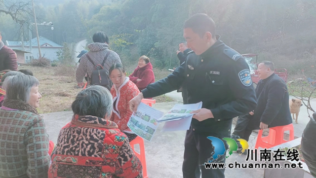 泸县天兴镇:人勤春来早,禁种铲毒踏查忙(图1) abf97b6cbe524575ae7ad96fed5bd1c.jpg