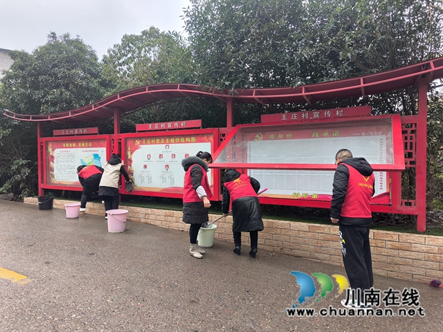 龙马潭区鱼塘街道王庄村新时代文明实践站:学雷锋·擦亮文明宣传栏,我们在行动(图1) 3fd78212ed7a8510588f6540b446b73.jpg