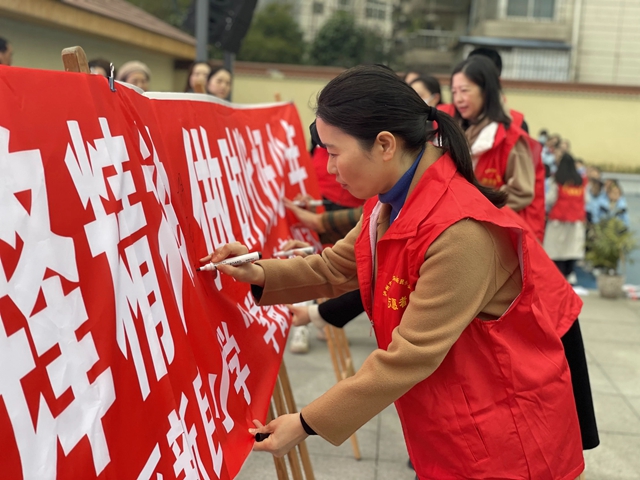 弘扬新时代雷锋精神丨泸州学生这样做!(图4) 微信图片_20240306104424.jpg