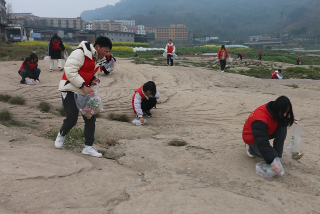 弘扬新时代雷锋精神丨泸州学生这样做!(图10) 微信图片_20240306104453.jpg