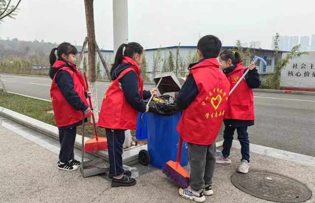 弘扬新时代雷锋精神丨泸州学生这样做!(图13) 微信图片_20240306104509.jpg