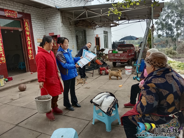 合江神臂城镇:无人机禁毒巡查 科技力量守护 “无毒乡村”(图2) 网格员进村入户宣传禁种铲毒.jpg