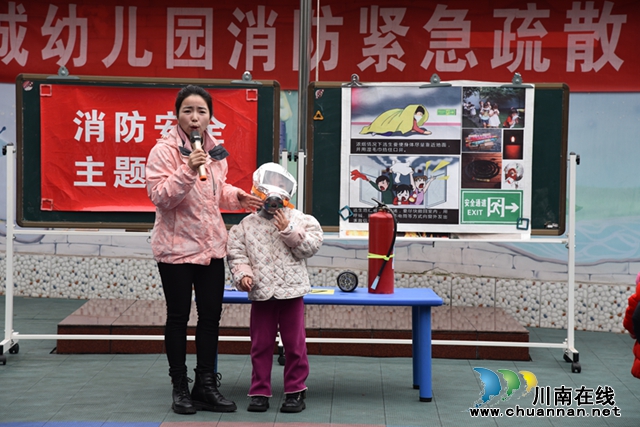 3.幼儿认识消防器材.JPG