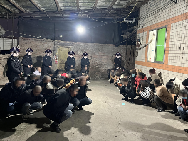 龙马潭：现场抓获40多人，特警大巴出动拉人……