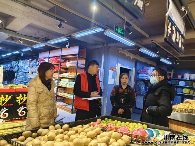 张德银（左二）在泸县云锦镇大型商超收集用工信息.jpg