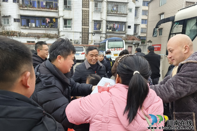 张德银（左二）在泸县云锦镇客运站开展用工宣传.png