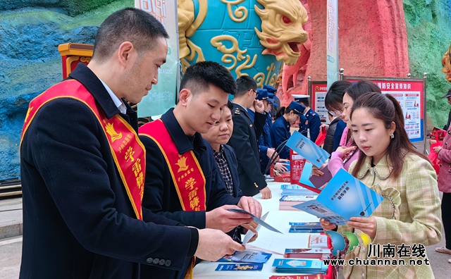 工商银行泸州分行积极开展3.15消费者权益保护活动(图2) 工行2.jpg