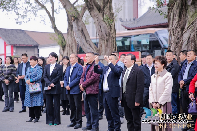 佳乐酒业践行社会责任,助力乡村振兴!(图7) 齐聚.jpg