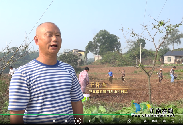 四川民鑫劳务专合社社员王怀奎在得胜镇门斗山村务工现场接受媒体采访.png