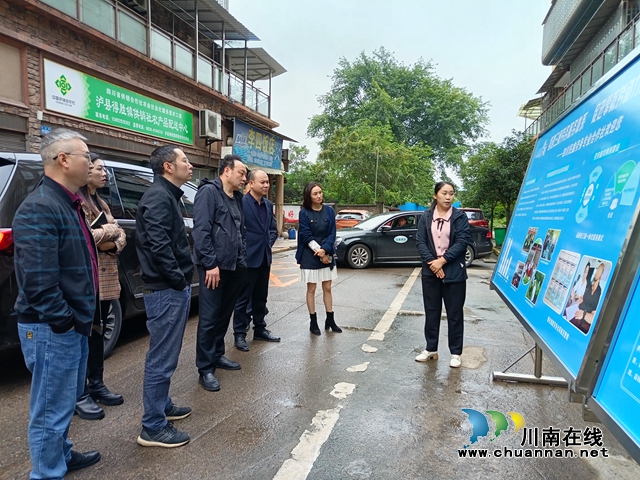 钟丽（右一）向泸州市人力资源和社会保障局调研组介绍四川民鑫劳务专合社工作开展情况.jpg