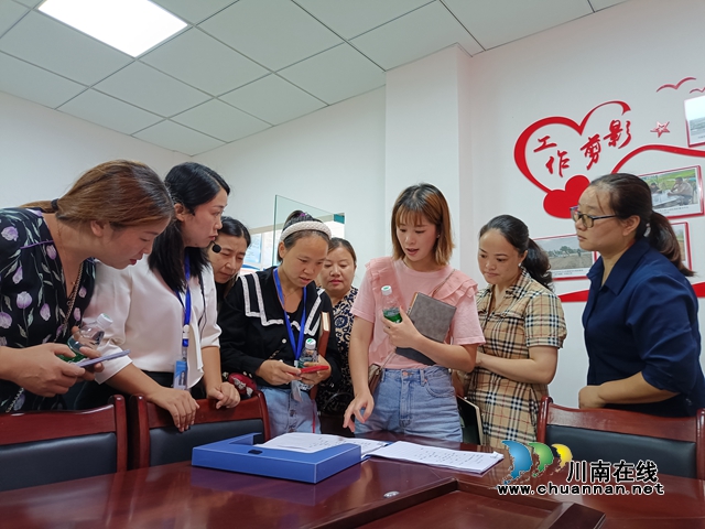 钟丽（左二）向泸县各镇街农民工工作负责人及劳务经纪人代表介绍四川民鑫劳务专合社工作开展情况.jpg