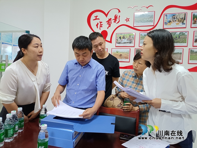 钟丽（左一）向古蔺县农民工服务中心领导介绍四川民鑫劳务专合社工作开展情况.jpg