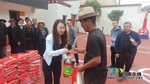 泸州市第七批结对帮扶乡城县工作队队员何清清慰问结对户.jpg