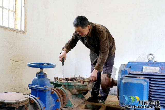 对提灌设备进行检修 (1).JPG