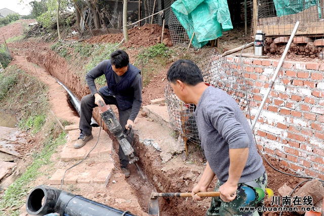 工人们铺设管道 (3).JPG