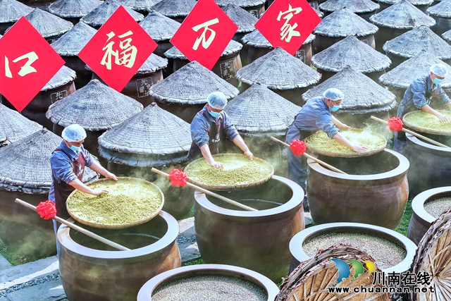 2024年3月23日，四川省泸州市合江县先市酱油露天晒场，工人抢抓时节开启今春的手工投料工作。 (7).jpg
