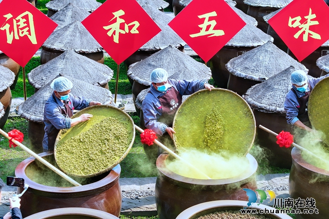 2024年3月23日，四川省泸州市合江县先市酱油露天晒场，工人抢抓时节开启今春的手工投料工作。 (10).jpg