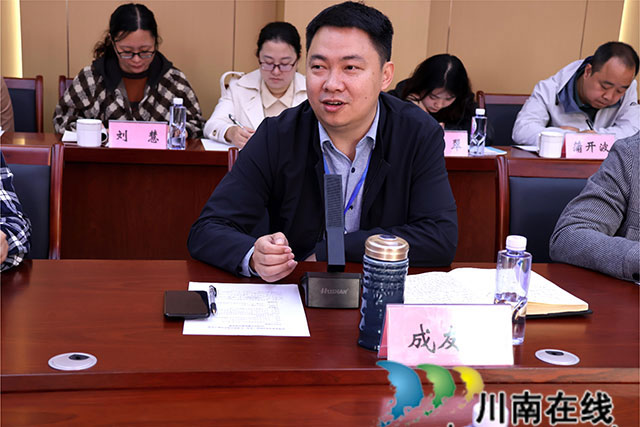 “泸州市成友权名校长工作室”和“泸州市吴选平名师工作室”启动仪式在合江中学江北校区举行(图2) 成友权发言.jpg