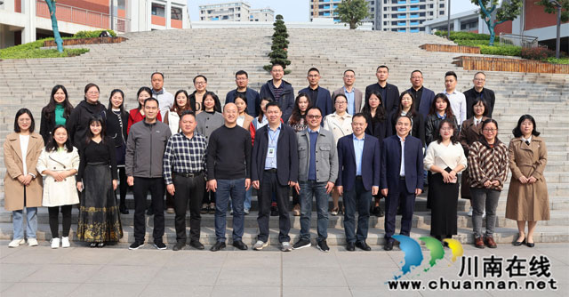 “泸州市成友权名校长工作室”和“泸州市吴选平名师工作室”启动仪式在合江中学江北校区举行(图5) 大合照.jpg