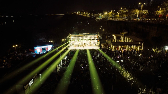 尽享春日美好!“易起开心”江畔音乐会唱响江阳夜空(图5) 5.jpg