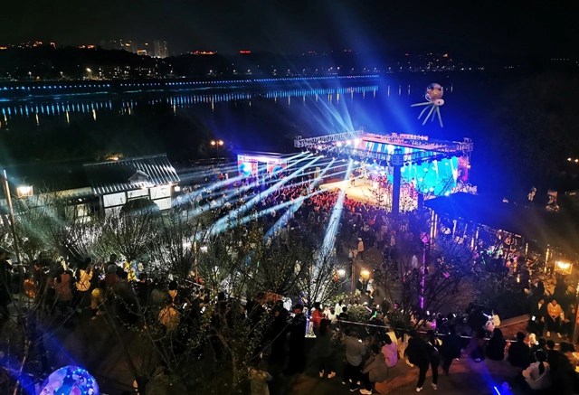 尽享春日美好!“易起开心”江畔音乐会唱响江阳夜空(图1) 1.jpg