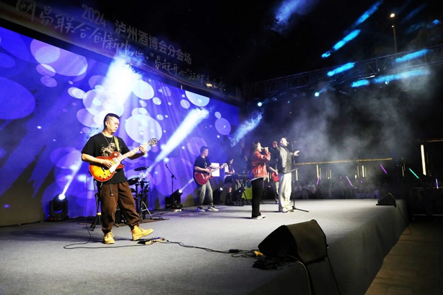 尽享春日美好!“易起开心”江畔音乐会唱响江阳夜空(图6) 6.jpg