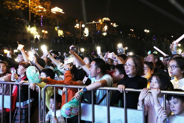 尽享春日美好!“易起开心”江畔音乐会唱响江阳夜空(图7) 7.jpg