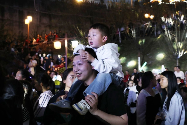 尽享春日美好!“易起开心”江畔音乐会唱响江阳夜空(图8) 8.jpg