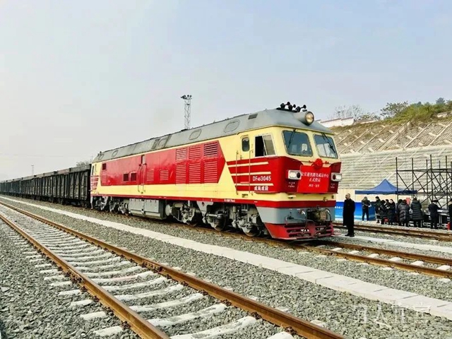 一条进港铁路，将给宜宾港带来什么？