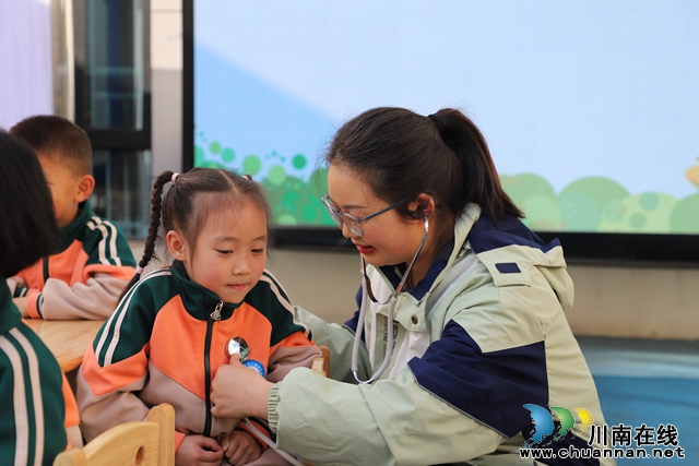 叙永县鱼凫公园幼儿园开展食品安全应急处置演练 (2).JPG