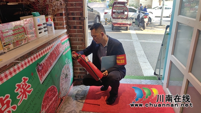 江阳区华阳街道:开展“九小场所”大排查,筑牢安全“防火墙”(图2) 江阳区华阳街道:开展“九小场所”大排查 筑牢安全“防火墙”1.jpg