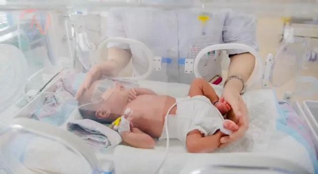 “三进三出”35周早产儿创造生命奇迹！