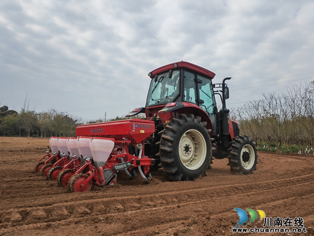 泸县机械化播种玉米（曾佐然摄）.jpg
