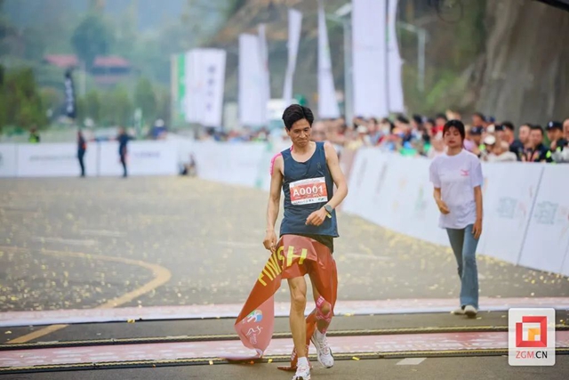 自贡环湖“半马”鸣枪开跑!(图6) 微信图片_20240401093848.jpg