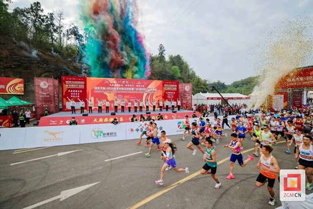 自贡环湖“半马”鸣枪开跑!(图1) 微信图片_20240401093827.jpg