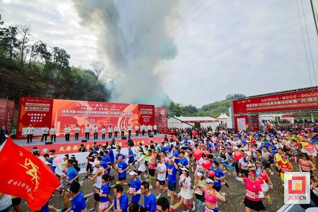 自贡环湖“半马”鸣枪开跑!(图2) 微信图片_20240401093832.jpg