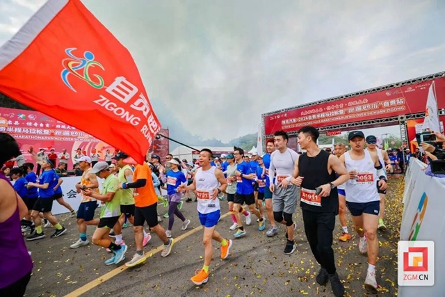 自贡环湖“半马”鸣枪开跑!(图4) 微信图片_20240401093840.jpg