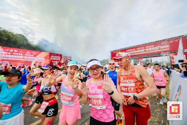 自贡环湖“半马”鸣枪开跑!(图9) 微信图片_20240401093905.jpg