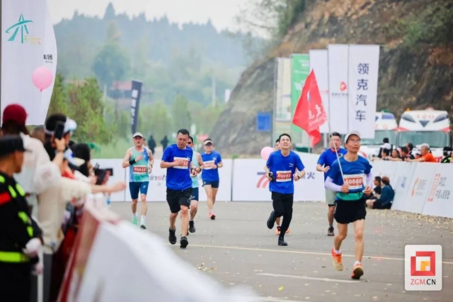 自贡环湖“半马”鸣枪开跑!(图10) 微信图片_20240401093909.jpg