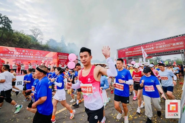 自贡环湖“半马”鸣枪开跑!(图11) 微信图片_20240401093913.jpg