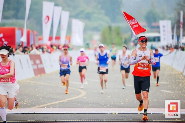 自贡环湖“半马”鸣枪开跑!(图13) 微信图片_20240401093925.jpg